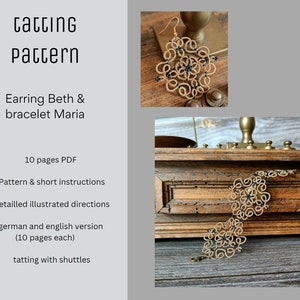 Może przedstawiać: Cyfrowy wzór na kolczyki i bransoletkę. Wzór zawiera szczegółowe instrukcje i jest dostępny w języku niemieckim i angielskim. Obraz przedstawia złoty kolczyk i bransoletkę z czarnymi akcentami, wyeksponowane na drewnianej powierzchni.