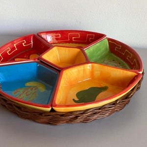 Lebendiges, handbemaltes spanisches Keramik-Tapas-Set im Weidenkorb | 6-teiliges mediterranes Servierset für Aperitifs und Dips, 27 cm