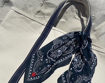 Bufanda bordada personalizada para bolsos de mano: pañuelo tipo bandana personalizado con inicial monograma e iconos modernos y bonitos.