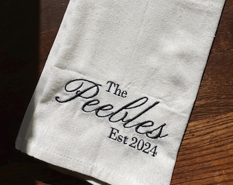 Toalla de cocina personalizada con apellido, toalla de mano bordada personalizada, apellido, cena, regalo de boda, regalo de compromiso, anfitriona, elegante