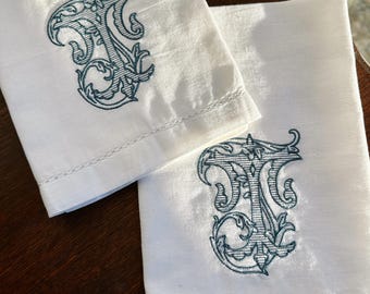 Servilletas bordadas personalizadas de 20 x 20 con inicial, monograma, vid vintage y vainica.