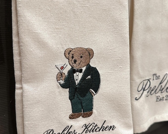Toalla de cocina bordada personalizada Tuxedo Bear Martini, monograma, moderna, elegante, ideal para inauguración de casa.