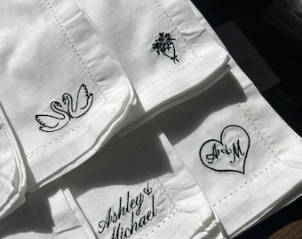 Servilletas de mesa bordadas personalizadas con nombres y iconos modernos. Ideal como regalo de compromiso, boda, para anfitriones o para parejas.
