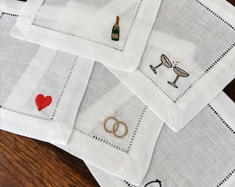 Juego de servilletas de cóctel de lino bordadas personalizadas con iconos de moda y posavasos personalizados.