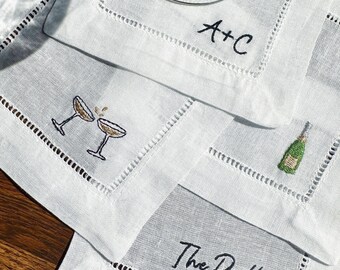 Servilleta de cóctel de lino bordada a medida con iniciales personalizadas y copa de champán