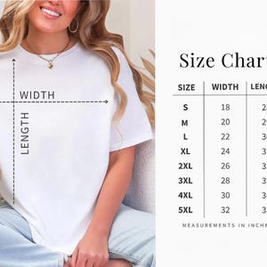 Puede incluir: Una camiseta blanca con una tabla de tallas que muestra medidas de ancho y largo en pulgadas. La tabla enumera las tallas de la S a la 5XL con dimensiones correspondientes de 18 a 32 pulgadas de ancho y 28 a 35 pulgadas de largo.