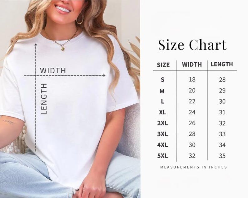 Puede incluir: Una camiseta blanca con una tabla de tallas que muestra medidas de ancho y largo en pulgadas. La tabla enumera las tallas de la S a la 5XL con dimensiones correspondientes de 18 a 32 pulgadas de ancho y 28 a 35 pulgadas de largo.