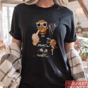 Sudadera/camiseta Max con estampado de dedo medio, campeón del mundo de carreras del GP de Las Vegas, para aficionados. imagen 4