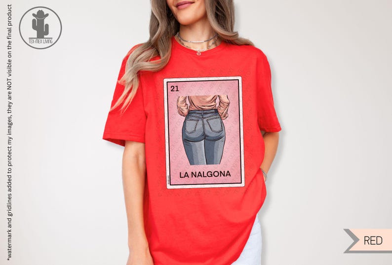 Op de afbeelding: Rood T-shirt met een afbeelding van een speelkaart met een vrouw in een blauwe jeans. De kaart is getiteld "21" en "La Nalgona".