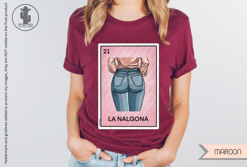 Op de afbeelding: Een maroon t-shirt met een afbeelding van de rug van een vrouw in blauwe jeans. De afbeelding is in de stijl van een traditionele Mexicaanse speelkaart met het nummer 21 en de tekst "La Nalgona".