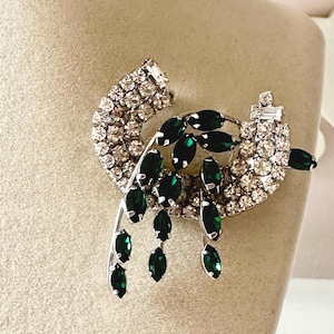 Vintage Weiss Curved Rhinestone and Emerald Green Spray Brooch 2 1/8&quot;