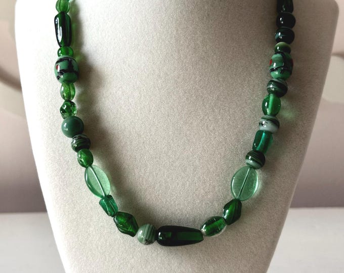 Vintage Green Acrylic and Art Glass Beaded Necklace Unsigned 20"