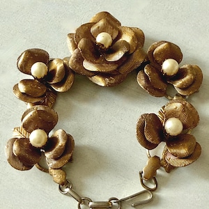 Vintage Coro Brushed Gold Tone Rose Bracelet with Faux Pearls 8 1/4&quot;