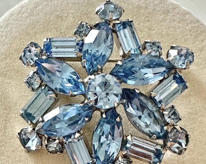 Vintage Weiss Shades of Blue Rhinestone Brooch