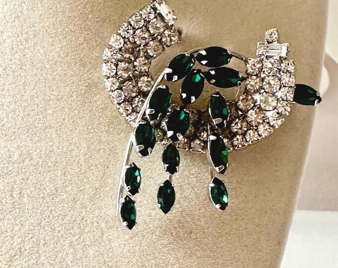 Vintage Weiss Curved Rhinestone and Emerald Green Spray Brooch 2 1/8"