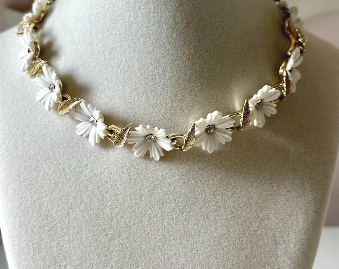 Vintage White Plastic Daisy Gold Tone Necklace Unsigned 17.5"