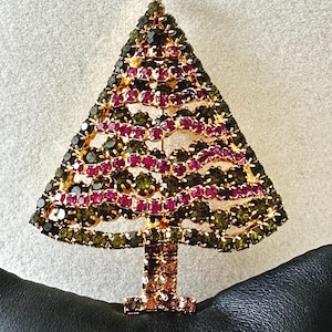 Vintage Hobe Green Rhinestone Christmas Tree Brooch with Deep Pink Garland 2.5&quot;