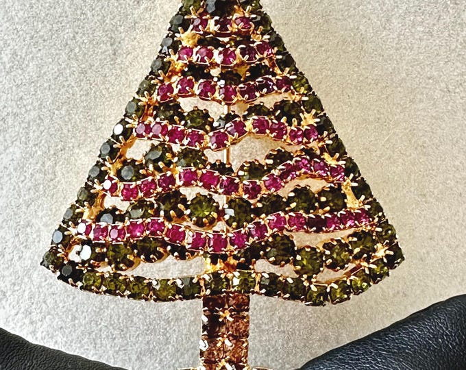 Vintage Hobe Green Rhinestone Christmas Tree Brooch with Deep Pink Garland 2.5"