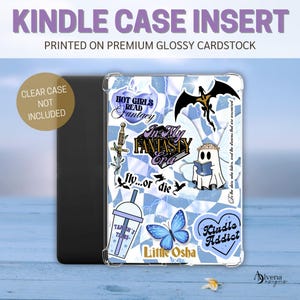 Puede incluir: Un inserto de carcasa de plástico transparente para un lector electrónico Kindle. El inserto presenta un collage de pegatinas coloridas con varios diseños, incluyendo un dragón, un fantasma, una mariposa y texto que dice "Hot Girls Read Fantasy", "In My Fantasy Era", "Fly... or Die", "Little Osha", "Kindle Addict" y "Tamin's Tears".