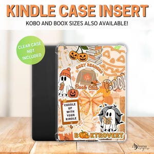 Pode incluir: Inserção para capa Kindle com design de outono. A inserção apresenta abóboras, fantasmas e o texto "Cozy Readers" e "Booktrovert". A capa transparente não está incluída. Tamanhos Kobo e Boox também disponíveis.