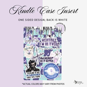 K&ouml;nnte beinhalten: Ein Kindle-H&uuml;lleinsatz mit einem lila, blauen und wei&szlig;en Design mit verschiedenen Aufklebern mit Text wie "Mentally I'm in Yvella", "Toxic Fae Warriors Are My Type" und "Quicksilver Alchemist Do It Better".