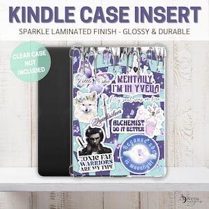 Peut inclure: Un insert de coque transparent pour Kindle avec une finition laminée scintillante. La coque présente une variété d'autocollants colorés avec du texte tel que "Mentally I'm in Yvelia", "Toxic Fae Warriors Are My Type", et "Because She Is Moonlight".