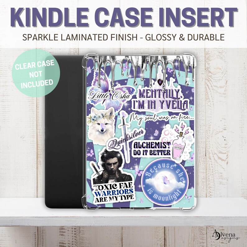 K&ouml;nnte beinhalten: Ein transparenter Kindle-Case-Einsatz mit funkelndem laminiertem Finish. Die H&uuml;lle verf&uuml;gt &uuml;ber eine Vielzahl von bunten Aufklebern mit Text wie "Mentally I'm in Yvelia", "Toxic Fae Warriors Are My Type" und "Because She Is Moonlight".