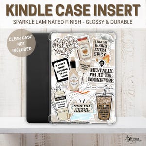 Pode incluir: Inserção para capa Kindle com acabamento laminado brilhante. A inserção apresenta vários adesivos com citações e gráficos relacionados a livros. O texto na inserção inclui frases como "Hot Girls Read Books" e "Mentally, I'm at the Bookstore."