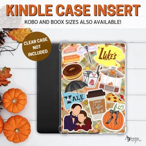Może przedstawiać: Wkładka do etui Kindle z motywem jesiennym. Wkładka zawiera różne naklejki, w tym pączka, filiżankę kawy, dynię i tekst "Luke's". Tekst "Kindle Case Insert" i "Kobo and Boox sizes also available!" są wyświetlane u góry.