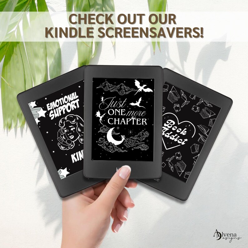K&ouml;nnte beinhalten: Drei Kindle E-Reader-Bildschirmschoner mit unterschiedlichen Designs. Der erste Bildschirmschoner zeigt eine Frau mit einem Telefon und den Text "Emotional Support". Der zweite Bildschirmschoner zeigt einen Halbmond, Wolken und den Text "Just One More Chapter". Der dritte Bildschirmschoner zeigt ein Herz mit dem Text "Book Addict" und ein Muster aus B&uuml;chern.