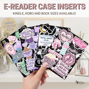 Op de afbeelding: E-reader case-inzetstukken met diverse ontwerpen. De inzetstukken bevatten stickers met zinnen als "Fantasy Romance" en "Bat Boys". De tekst op de afbeelding luidt "Kindle, Kobo en Boox maten beschikbaar!" en "4 ontwerpen om uit te kiezen!"