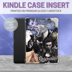 Puede incluir: Una inserción para funda Kindle con una ilustración en blanco y negro de un lobo, un castillo, una tienda de campaña y una persona con una corona. El texto "Little Osha" y "Quicksilver" es visible. El fondo es azul oscuro con rayos.