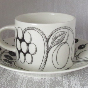Black and White Paratiisi Arabia of Finland, Tea cup and saucer