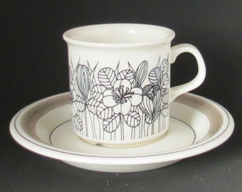 Sällsynt vintage Arabia Finland Krokus espressokopp med fat, Esteri Tomula 1975 design, svartvit mocca keramikmugg, skandinavisk modern