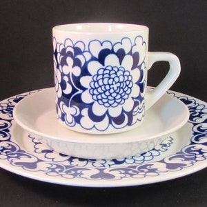 BLUE GARDENIA Arabia of Finland, Trio Kaffeetasse, Untertasse und Kuchenteller.