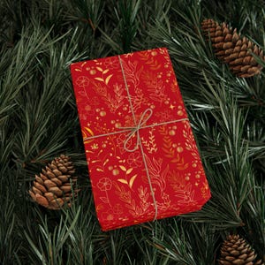 Elegante carta da regalo natalizia rossa e oro, carta da regalo festiva per le feste, carta da regalo di lusso con lamina botanica