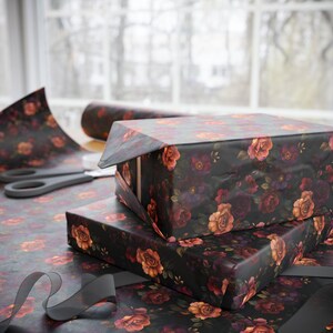 Papel de embrulho floral escuro: Rosas vintage, papel de presente gótico imagem 10
