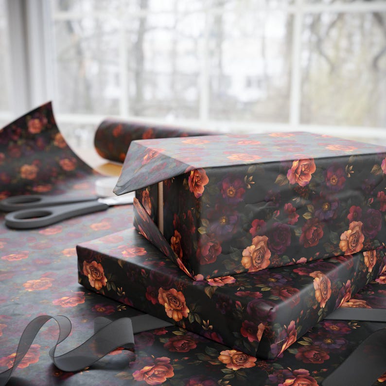 Papel de embrulho floral escuro: Rosas vintage, papel de presente gótico imagem 10