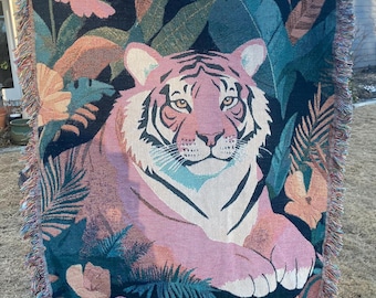 Pink Tiger Woven Cotton Blanket: Tropical Decor with Fringe