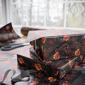 Papel de embrulho floral escuro: Rosas vintage, papel de presente gótico imagem 4