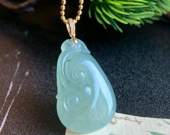 Zertifizierter, massiver 18-karätiger Anhänger aus burmesischem Jadeit (Ruyi-Jade), eisgrüner Jadeanhänger mit schwebendem grünen Muster, Jadeit-Schmuck der Klasse A