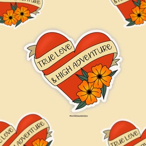 Vinylsticker True Love & High Adventure | Handgetekende sticker | Tatoeagesticker | Traditionele tatoeage | Positieve quote | Boekachtig cadeau