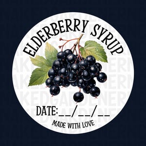 Könnte beinhalten: Ein rundes Etikett mit dem Text "ELDERBERRY SYRUP" in schwarzer Schrift. Das Etikett zeigt eine Aquarellillustration eines Büschels reifer, schwarzer Holunderbeeren mit grünen Blättern. Der Text "DATE: --/--/--" und "MADE WITH LOVE" sind ebenfalls enthalten.