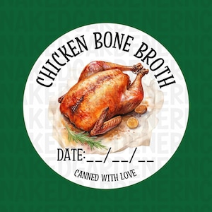 Pode incluir: Etiqueta redonda branca com texto preto que diz "CHICKEN BONE BROTH" e "DATE:__/__/__" e "CANNED WITH LOVE". Um frango assado é mostrado no centro da etiqueta.