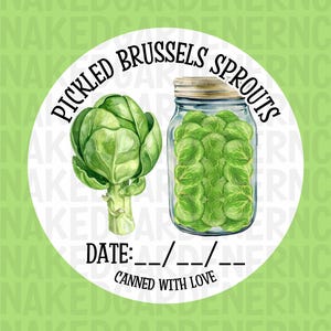 Op de afbeelding: Een ronde sticker met een aquarel illustratie van ingelegde spruitjes. De tekst luidt "PICKLED BRUSSELS SPROUTS", "DATE: __/__/__" en "CANNED WITH LOVE". De achtergrond is lichtgroen.