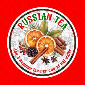 Pode incluir: Um gráfico redondo com as palavras "RUSSIAN TEA". A imagem apresenta rodelas de laranja, paus de canela, anis estrelado e um pinha. O texto na parte inferior diz "Add 3 heaping Tsp per cup of hot water."