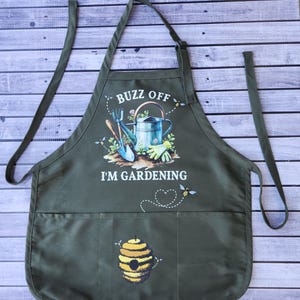 Buzz Off I&#39;m Gardening - Garden Apron - For Garden Lovers - Apron with 3 pockets - Adjustable Straps - Gardening