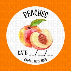 Peut inclure: Une étiquette ronde blanche avec le texte "PEACHES" en lettres noires. L'étiquette présente également une illustration aquarelle de deux pêches, dont une coupée en deux, avec une feuille verte. Le texte "DATE:__/__/__" et "CANNED WITH LOVE" sont également imprimés sur l'étiquette.