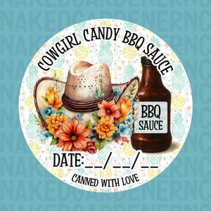 Pode incluir: Um rótulo redondo com o texto "Cowgirl Candy BBQ Sauce" e um chapéu de cowboy com detalhes florais. Uma garrafa marrom de molho BBQ está ao lado do chapéu. O rótulo também inclui o texto "Date: __/__/__" e "Canned with Love."