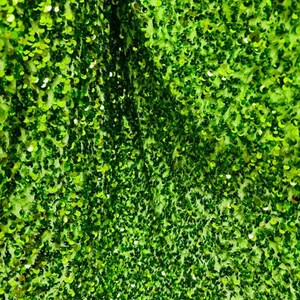 Puede incluir: Primer plano de una tela verde con una textura brillante de lentejuelas. Las lentejuelas son pequeñas y están densamente empaquetadas, creando un efecto brillante.